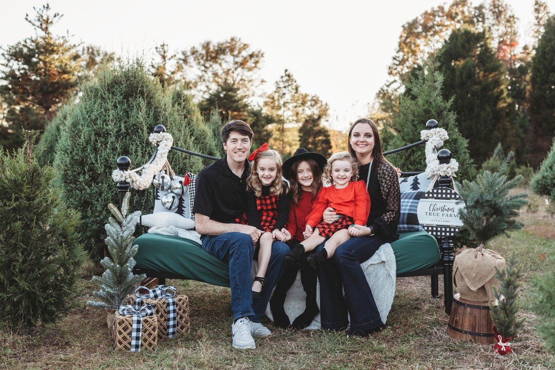 LAST CALL!
520pm, 540pm, and 6pm available this Saturday for Christmas Tree Farm Minis in Holly Hill!
https://palmettosnapshots.bigcartel.com/product/christmas-tree-farm-minis

A few cuties from last year's round for an idea of what to expect.